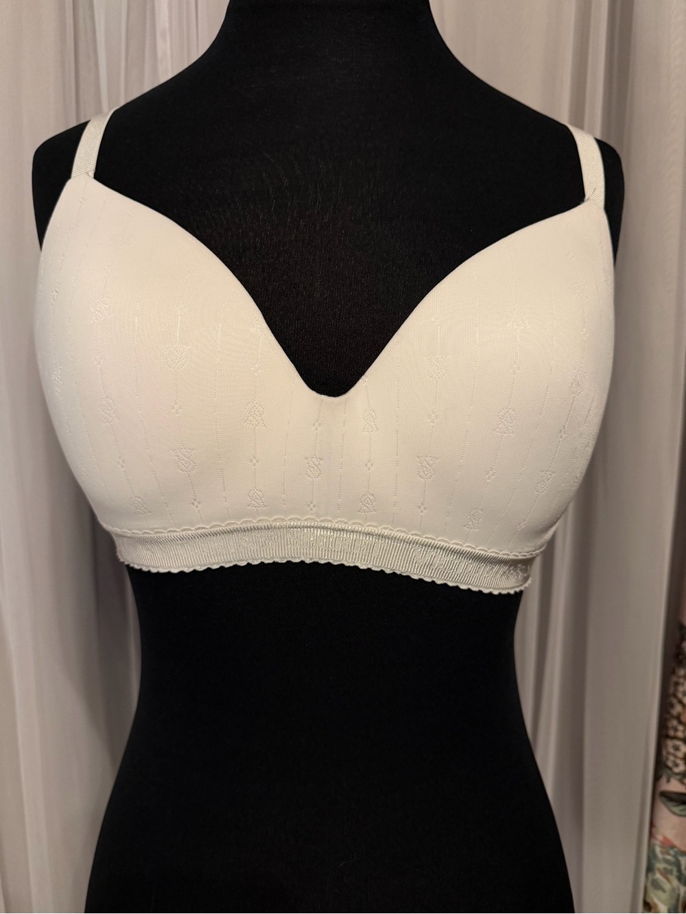 Victoria's Secret Cream Wireless Everyday Bra